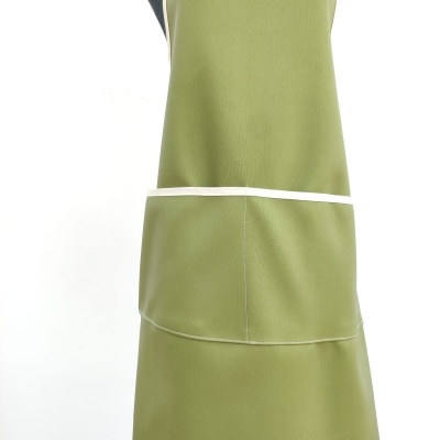 Avental verde claro com bolsos frontais e faixa branca
