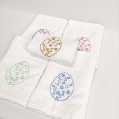 Conjunto de toalhas brancas com bordados ovais florais coloridos