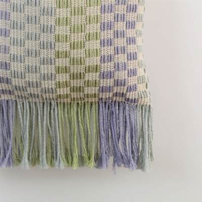 Manta ou tecido artesanal quadrados tons pastel com franjas