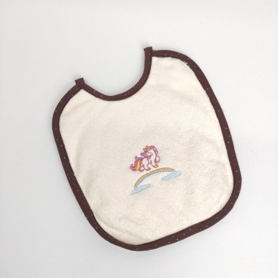 Babete para bebé branco com bordado de cavalo e bordas castanhas