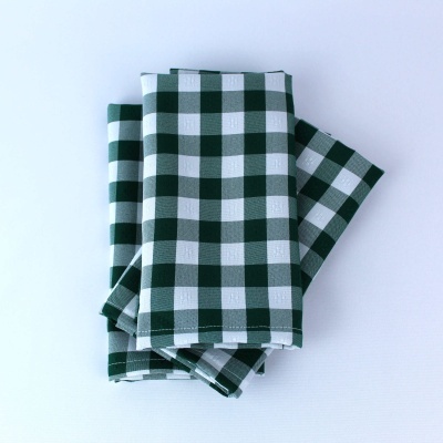 Três panos de cozinha xadrez verde escuro e branco dobrados