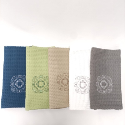 Conjunto de cinco toalhas de cozinha coloridas com bordado central