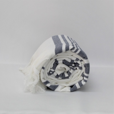 Toalha branca com riscas cinzento-escuras enrolada