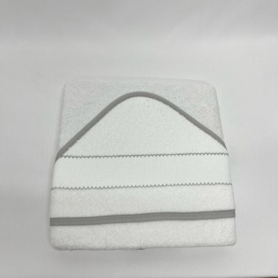 Toalha branca com capuz e detalhes cinzentos