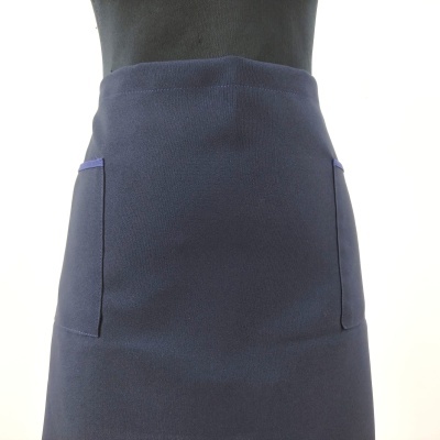 Avental azul escuro com bolsos frontais em tecido liso