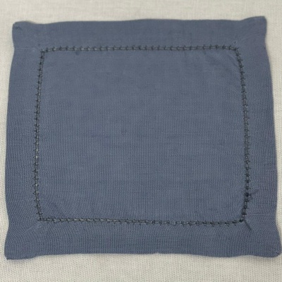 Guardanapo de tecido azul-acinzentado com borda costurada