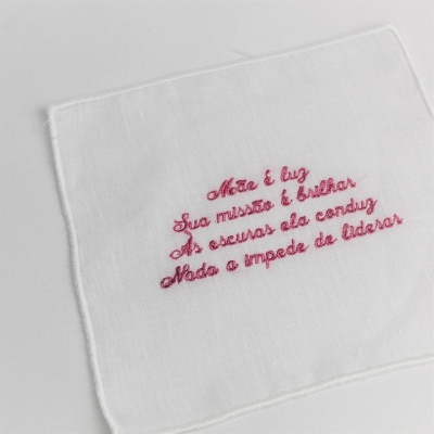 Lenço branco com bordado rosa com frase em português