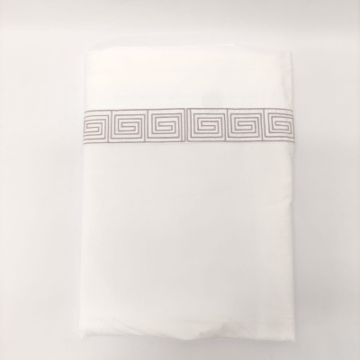 Lençol branco com padrão geométrico castanho claro na aba