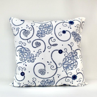 Almofada branca estampada com padrões florais azuis.
