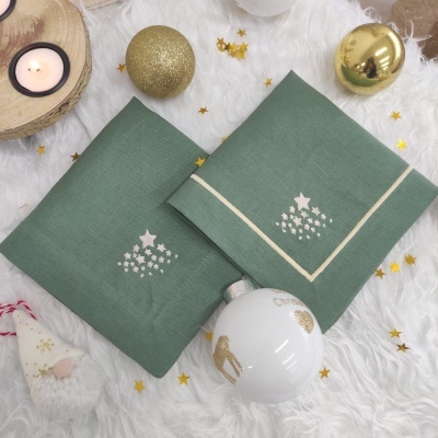 Guardanapos verdes bordados com árvore de Natal em tecido, bola dourada e branca, vela acesa