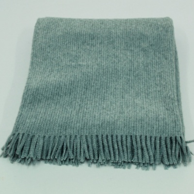 Cachecol cinza claro de malha com franjas