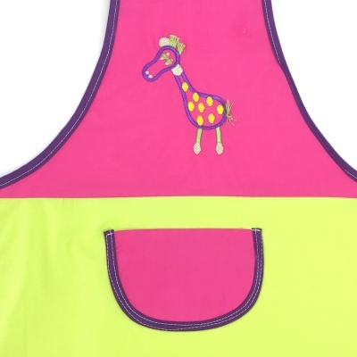 Avental rosa e verde com bolso e bordado de girafa