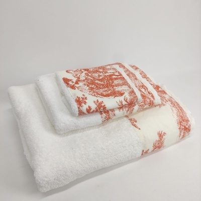 Conjunto de três toalhas brancas com faixa estampada castanho-avermelhada