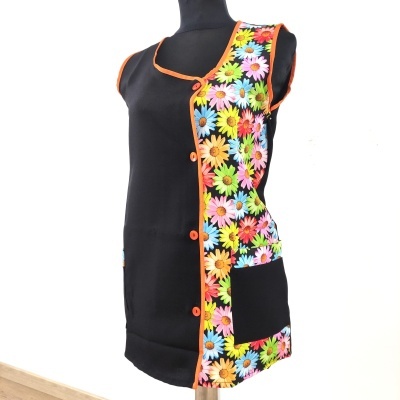 Colete feminino preto e florido com botões laranja em manequim