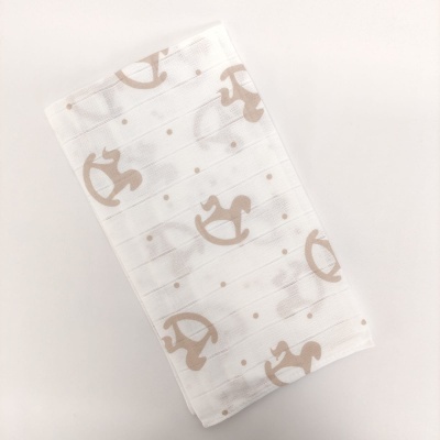 tecido branco com padrão de cavalinhos de balanço e pontos bege