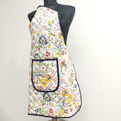Avental de cozinha colorido com padrão floral e bolso frontal