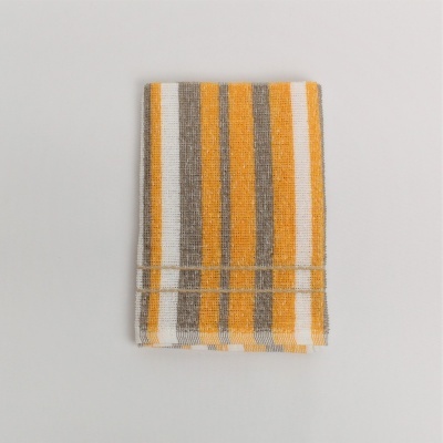 Toalha dobrada com riscas amarelas, cinzentas, brancas e bege