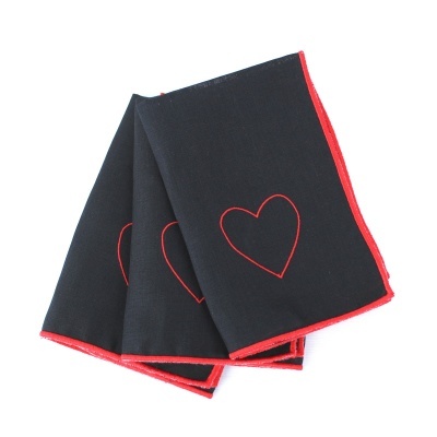 Toalhas pretas com bordas vermelhas e coração bordado