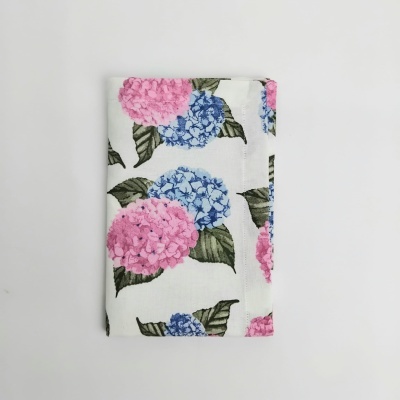 Pano branco com flores hortênsia rosa e azul e folhas verdes