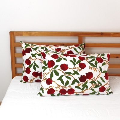 Almofadas decorativas com padrão de frutas vermelhas e folhas verdes