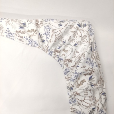 Capa para colchão branco com padrão floral azul e castanho