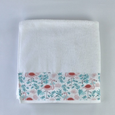 Toalha branca com faixa decorativa de flamingos cor-de-rosa e folhas verdes