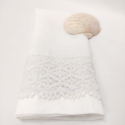Guardanapo branco com barra rendada e concha marinha clara