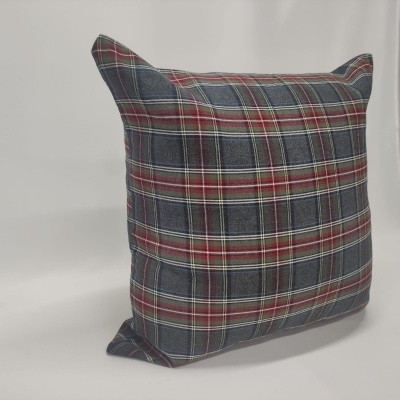 Almofada xadrez azul e vermelho sobre fundo branco