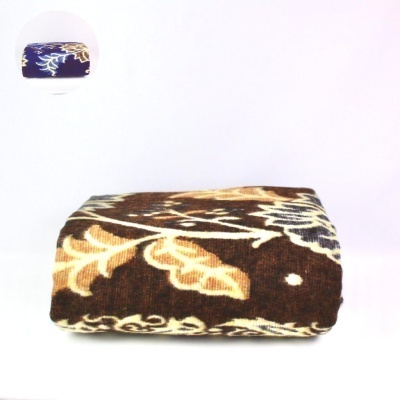 Cobertor felpudo castanho com padrão floral sobre fundo branco