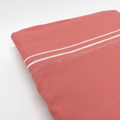 Tecido salmão com linhas brancas e costura decorativa