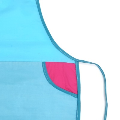 Avental de cozinha azul claro com bolso rosa e bordas azuis escuras