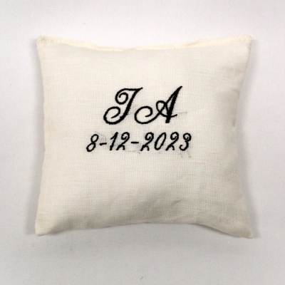 Almofada branca com bordado preto e data bordada