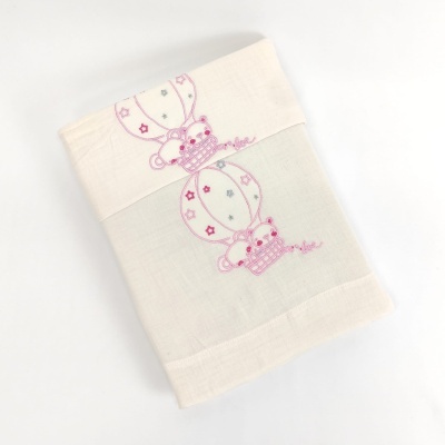 Fralda branca com bordados de ursos em balões e nomes MALUCA e Thiago