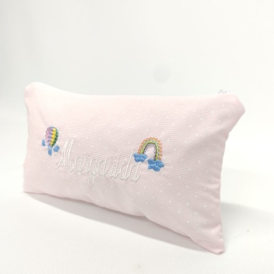 Estojo rosa claro com bordados coloridos e nome Alexandra