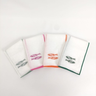 Conjunto de quatro panos de cozinha brancos com bordas e bordados coloridos de peixes