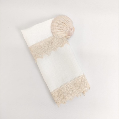 Toalha branca com detalhes em renda bege e concha decorativa