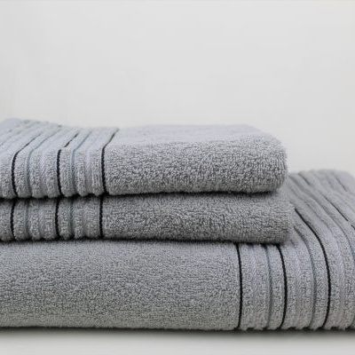 Três toalhas cinza empilhadas com faixas texturizadas