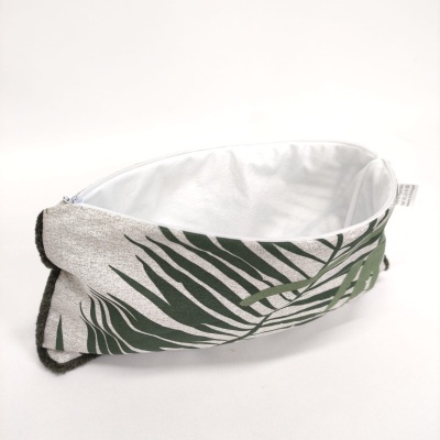 Necessaire retangular com padrão de folhas verdes e fundo cinza claro