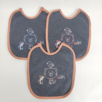 Três babetes de tecido cinzento escuro com estampado de gato, passarinho e rato, acabamento castanho