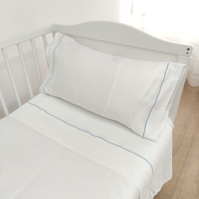 Roupa de cama para berço branca com detalhe azul