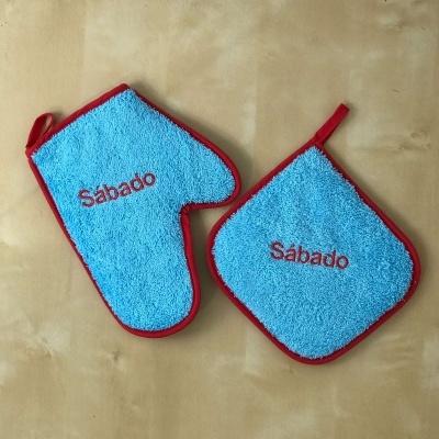 Utensílios de cozinha azuis com bordado vermelho Sábado