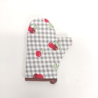 Luva de forno cinzenta com padrão xadrez e cerejas vermelhas
