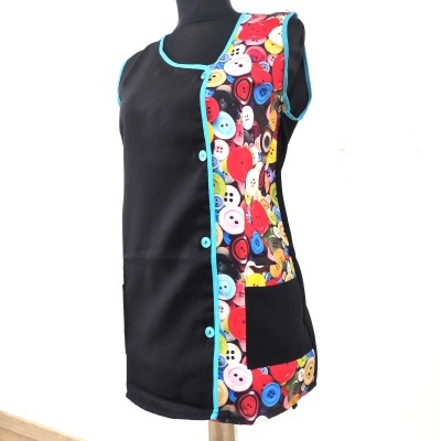 Blusa sem mangas preta e com padrão colorido de botões, com botões azuis frontais e bolso preto