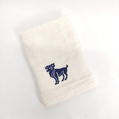 Toalha branca com bordado azul de cabra