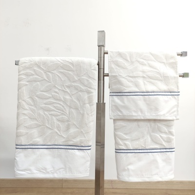 Conjunto de toalhas de banho brancas com padrão de folhas em relevo e bordado azul