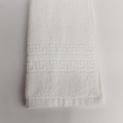 Toalha branca felpuda com padrão geométrico em relevo