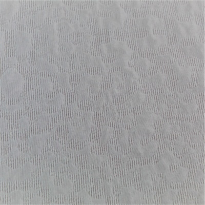 tecido branco com padrão texturizado em relevo com linhas verticais finas