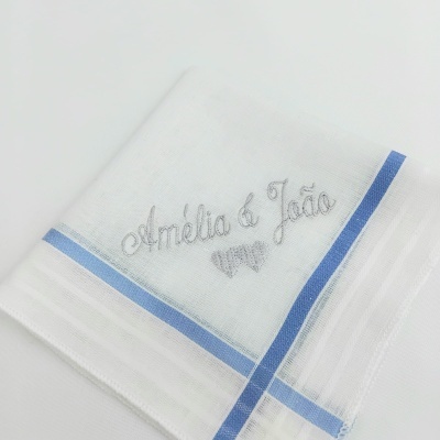 Lenço branco bordado com 'Amélia & João' e bordas azuis