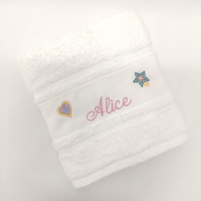 Toalha branca com bordado rosa e desenhos coloridos