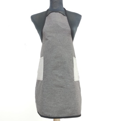 Avental cinzento com duas bolsas brancas em manequim